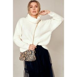 Biały Golf Beckhill. Białe swetry damskie Born2be, na zimę, uniwersalny, bez wzorów, z dzianiny, z długim rękawem, długie, bez kaptura. Za 129,99 zł.