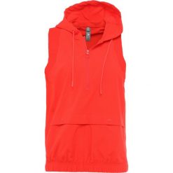 Adidas by Stella McCartney TRAIN HOOD GILE Kamizelka core red. Czerwone kamizelki damskie marki adidas by Stella McCartney, l, z elastanu. Za 399,00 zł.