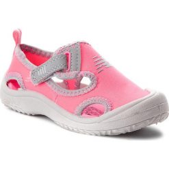 Sandały NEW BALANCE - K2013PKG Różowy. Różowe sandały dziewczęce New Balance, ze skóry ekologicznej, bez zapięcia. Za 99,99 zł.