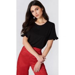 T-shirty damskie: NA-KD T-shirt z falbanką – Black