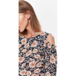 BLUZKA DŁUGI RĘKAW DAMSKA, O LUŹNYM KROJU, W KWIATY, WE WZORY. Szare bluzki damskie marki Top Secret, z nadrukiem, z tkaniny, eleganckie, z dekoltem na plecach, z długim rękawem. W wyprzedaży za 39,99 zł.