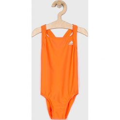 Adidas Performance - Strój kąpielowy dziecięcy. Pomarańczowe stroje kąpielowe dziewczęce adidas Performance, bez wzorów, z elastanu. W wyprzedaży za 59,90 zł.