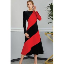 Sukienka SARITA. Czerwone sukienki damskie IVET, bez wzorów, eleganckie, bez kołnierzyka, z długim rękawem, długie, maxi, rozkloszowane. W wyprzedaży za 139,00 zł.