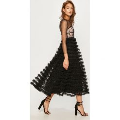 Red Valentino - Sukienka. Czarne sukienki damskie Red Valentino, bez wzorów, z poliesteru, z okrągłym kołnierzem, z długim rękawem, długie, midi, rozkloszowane. Za 4279,00 zł.