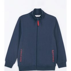 Coccodrillo - Bluza dziecięca 116-158 cm. Niebieskie bluzy chłopięce COCCODRILLO, z nadrukiem, z dzianiny, bez kaptura. Za 65,90 zł.