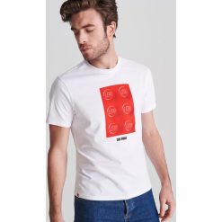 T-shirt z nadrukiem LEGO - Kremowy. Białe t-shirty męskie Reserved, s, z nadrukiem. Za 59,99 zł.