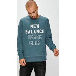 New Balance - Bluza. Niebieskie bluzy męskie New Balance, s, z nadrukiem, z bawełny, z okrągłym kołnierzem, bez rękawów, bez kaptura. W wyprzedaży za 179,90 zł.