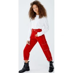 Koszulka basic z długim rękawem. Czerwone t-shirty damskie marki Pull&Bear. Za 39,90 zł.