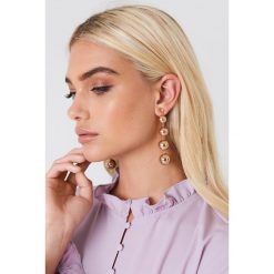 Andrea Hedenstedt x NA-KD Wiszące kolczyki z perłami - Gold. Różowe kolczyki damskie marki Andrea Hedenstedt x NA-KD, na sztyftcie. Za 40,95 zł.
