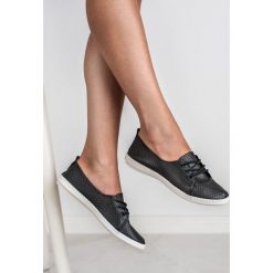 TENISÓWKI Z EKO SKÓRY. Czarne trampki i tenisówki damskie SHELOVET, bez wzorów, ze skóry, bez zapięcia. Za 39,90 zł.