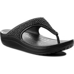 Japonki CROCS - Sloane Embellished Flip 204181 Black/Black. Czarne klapki damskie Crocs, z aplikacjami, z tworzywa sztucznego, bez obcasa. Za 179,00 zł.