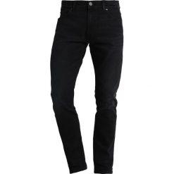 Wrangler LARSTON Jeansy Slim Fit black hook. Niebieskie jeansy męskie relaxed fit marki Wrangler, z bawełny. Za 359,00 zł.