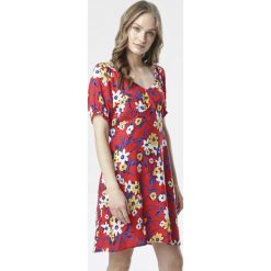 Czerwona Sukienka Nonarianne. Czerwone sukienki damskie Born2be, s, bez wzorów, bez kołnierzyka, bez rękawów, mini. W wyprzedaży za 34,99 zł.