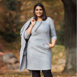 Szara sukienka Viola duże rozmiary XXL. Szare sukienki damskie Moda Size Plus Iwanek, na co dzień, na jesień, xxl, bez wzorów, z poliesteru, klasyczne, z klasycznym kołnierzykiem, bez rękawów, asymetryczne. Za 169,00 zł.