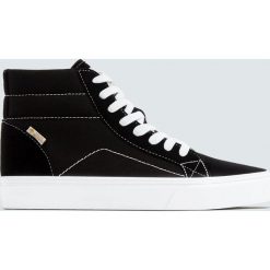 Czarne botki sportowe w miejskim stylu. Czarne botki damskie Pull&Bear, sportowe, bez obcasa, bez zapięcia. Za 139,00 zł.