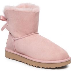 Buty UGG - W Mini Baley Bow II 1016501 Pcry. Różowe kozaki damskie Ugg, na zimę, ze skóry, bez zapięcia. Za 859,00 zł.