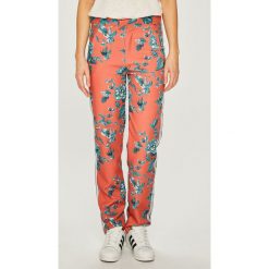 Pepe Jeans - Spodnie. Spodnie damskie Pepe Jeans, s, z haftami, z elastanu, casualowe. W wyprzedaży za 129,90 zł.