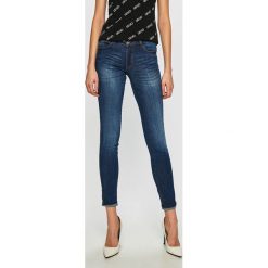 Guess Jeans - Jeansy Curve X. Niebieskie jeansy damskie Guess Jeans, z aplikacjami, z elastanu. W wyprzedaży za 269,90 zł.