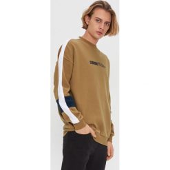 Bluza z napisem - Brązowy. Pomarańczowe bluzy męskie House, s, z napisami. Za 99,99 zł.