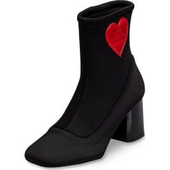 Botki Love Moschino. Czerwone botki damskie Love Moschino, z neoprenu, bez obcasa, bez zapięcia. Za 1030,00 zł.