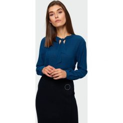 Elegancka bluzka z ozdobnym wiązaniem. Bluzki damskie Greenpoint, z wiskozy, eleganckie. Za 49,99 zł.