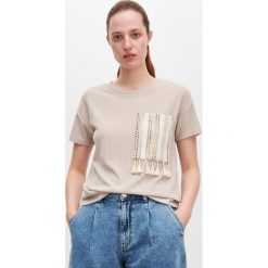 T-shirt z ozdobną kieszenią -. T-shirty damskie Reserved, s, bez wzorów, bez kołnierzyka. Za 59,99 zł.