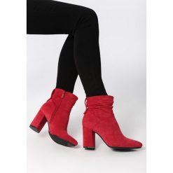 Czerwone Botki Bosart. Czerwone botki damskie Born2be, eleganckie, ze szpiczastym noskiem, za kostkę, na średnim obcasie, na obcasie, na zamek. Za 159,99 zł.