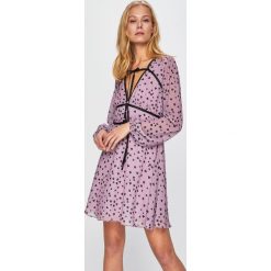 Glamorous - Sukienka. Fioletowe sukienki damskie Glamorous, na co dzień, xs, bez wzorów, z poliesteru, casualowe, bez kołnierzyka, z długim rękawem, długie, mini, rozkloszowane. W wyprzedaży za 139,90 zł.