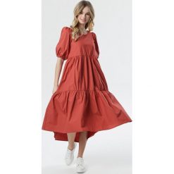 Łososiowa Sukienka Sonali. Różowe sukienki damskie Born2be, s, z okrągłym kołnierzem, krótkie, midi, proste. Za 149,99 zł.