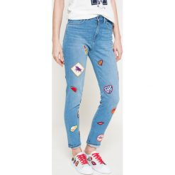Tommy Hilfiger - Jeansy Gigi Hadid. Niebieskie jeansy damskie marki TOMMY HILFIGER, z podwyższonym stanem. W wyprzedaży za 499,90 zł.