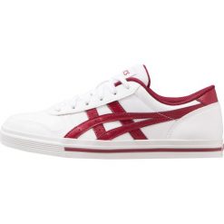 Asics Tiger AARON Tenisówki i Trampki white/burgundy. Białe tenisówki damskie Asics Tiger, z tworzywa sztucznego. W wyprzedaży za 254,15 zł.