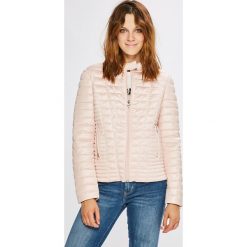 Guess Jeans - Kurtka. Różowe kurtki damskie Guess Jeans, s, z aplikacjami, z elastanu, krótkie, bez kaptura. W wyprzedaży za 479,90 zł.