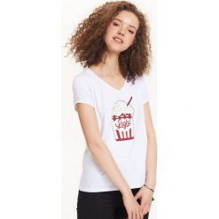 T-SHIRT KRÓTKI RĘKAW DAMSKI. Białe bluzki damskie na imprezę TROLL, s, z nadrukiem, z tkaniny, z dekoltem w serek. W wyprzedaży za 34,99 zł.