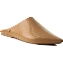 Klapki MELISSA - She Ad 32180 Beige 01576. Brązowe klapki damskie Melissa, bez wzorów, z tworzywa sztucznego, bez obcasa. W wyprzedaży za 179,00 zł.