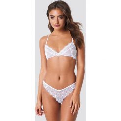 NA-KD Lingerie Koronkowe majtki Romantic - White. Białe majtki damskie NA-KD Lingerie, z bawełny. Za 60,95 zł.