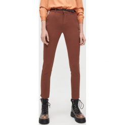 Spodnie chino slim z wiskozy - Brązowy. Pomarańczowe spodnie damskie Cropp, bez wzorów, z wiskozy. Za 79,99 zł.