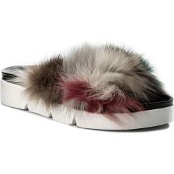 Klapki STUART WEITZMAN - Sublime XL92890 Carnival Furmania. Szare klapki damskie marki Stuart Weitzman, z aplikacjami, ze skóry ekologicznej, bez obcasa. W wyprzedaży za 1199,00 zł.