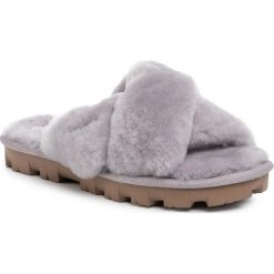 Kapcie UGG - W Fuzzette 1107955 Samt. Fioletowe klapki damskie Ugg, ze skóry. Za 389,00 zł.