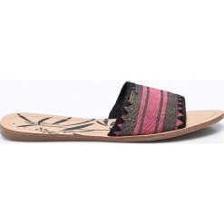 Pepe Jeans - Klapki. Czerwone klapki damskie Pepe Jeans, bez wzorów, z jeansu, bez obcasa, na płaskiej podeszwie. W wyprzedaży za 89,90 zł.