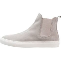 Shoe The Bear KEITH Botki light grey. Szare botki męskie marki Shoe The Bear, z materiału. W wyprzedaży za 382,85 zł.