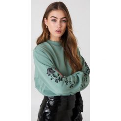 Bluzy damskie: NA-KD Trend Bluza z wyszywanymi różami na rękawach – Green