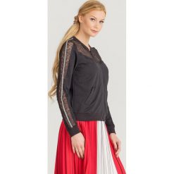 BLUZA KELLY Guess. Czarne bluzy damskie Guess, s, z nadrukiem, z materiału, bez rękawów, bez kaptura. Za 399,00 zł.