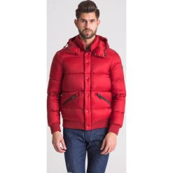 Czerwona wodoodporna pikowana kurtka męska. Czerwone płaszcze męskie Armani Jeans, s, z aplikacjami, z kapturem. Za 679,60 zł.