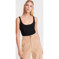 Top z bawełny organicznej - Czarny. Czarne topy damskie Reserved, s, bez wzorów, z bawełny, bez kołnierzyka. Za 19,99 zł.