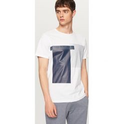 T-shirt z geometrycznym nadrukiem - Biały. Białe t-shirty męskie Reserved, xl, z nadrukiem, bez kołnierzyka. Za 49,99 zł.