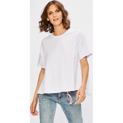 Answear - Top. Białe bluzki damskie marki ANSWEAR, s, z elastanu, casualowe, z okrągłym kołnierzem, z krótkim rękawem. W wyprzedaży za 49,90 zł.