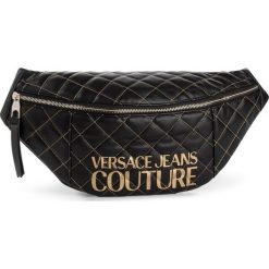 Saszetka nerka Versace Jeans Couture E1VUBBB4. Czarne nerki damskie Versace Jeans Couture, bez wzorów, z jeansu, bez dodatków. W wyprzedaży za 389,00 zł.