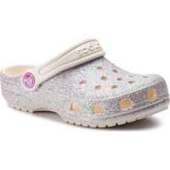 Klapki CROCS - Classic Glitter Clog K 205441 Oyster. Szare sandały dziewczęce Crocs, z tworzywa sztucznego, bez zapięcia. Za 129,00 zł.