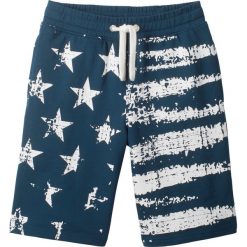 Bermudy dresowe bonprix ciemnoniebieski z nadrukiem. Niebieskie dresy chłopięce marki bonprix, z nadrukiem, z dresówki. Za 37,99 zł.