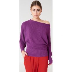NA-KD Dzianinowy sweter z odkrytymi ramionami - Purple. Fioletowe swetry klasyczne damskie NA-KD, z bawełny. Za 121,95 zł.